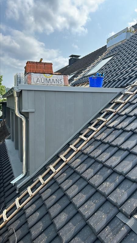 Gaube mit neuer Dachrinne im Ziegeldach – Schaaf & Dornhöfer Aachen