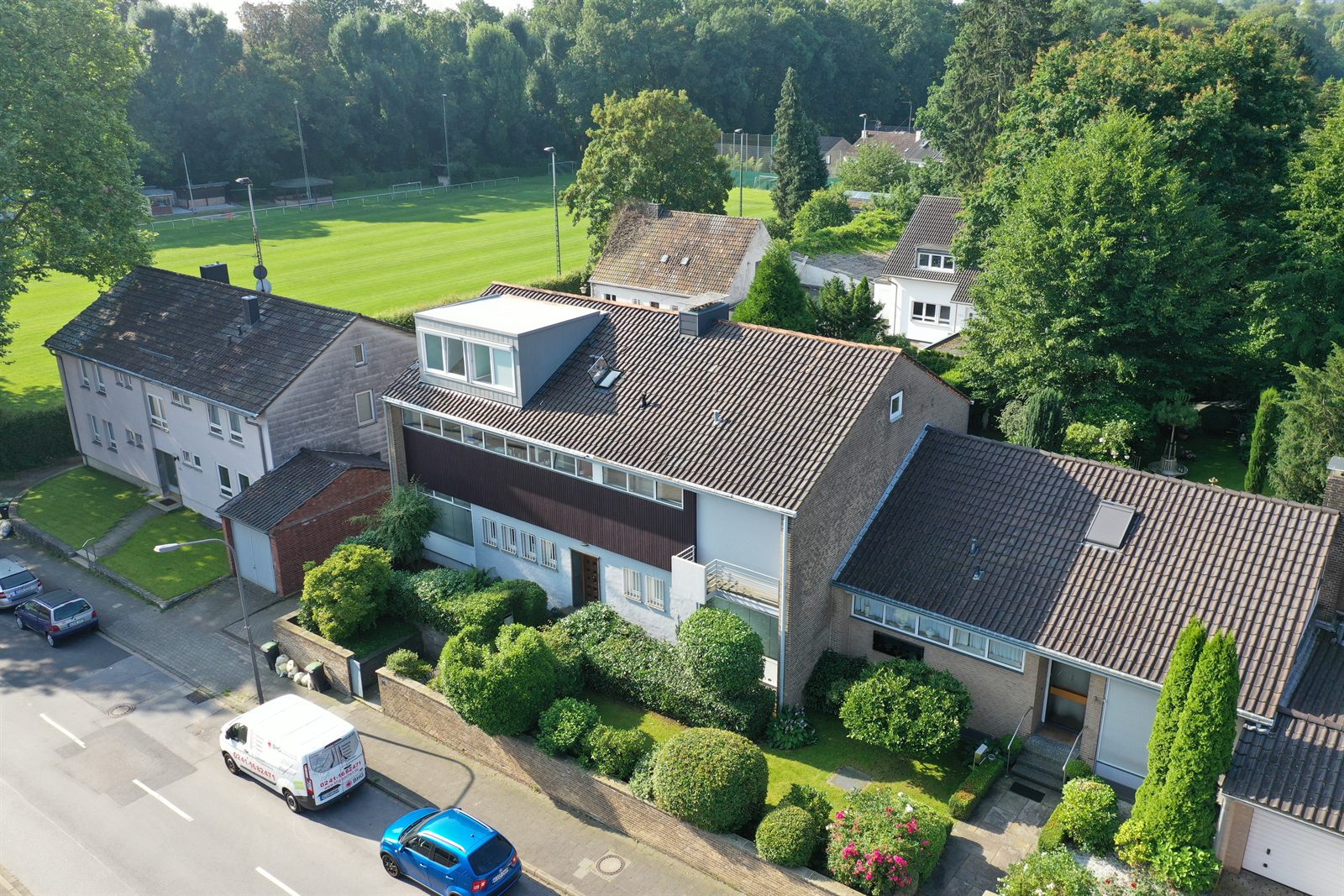 Wohnhaus mit ausgebautem Dachgeschoss aus der Luft – Schaaf & Dornhöfer Aachen