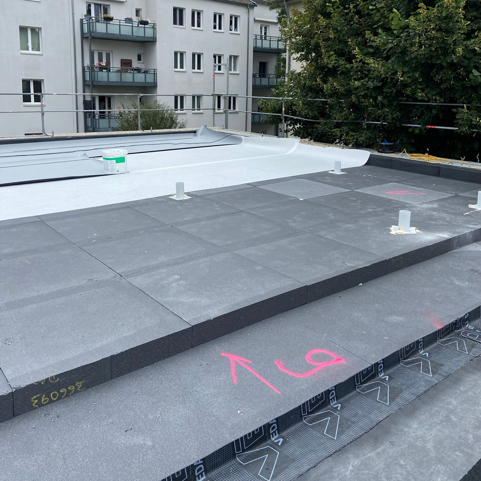 Verlegte Dämmplatten auf einem Flachdach – Schaaf & Dornhöfer Aachen