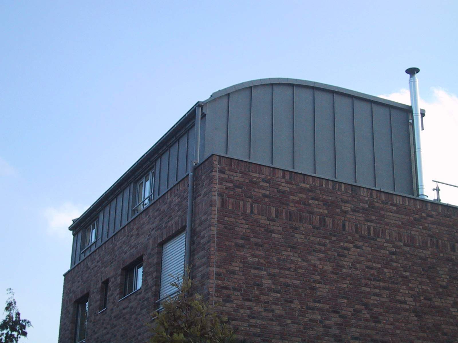 Stehfalz-Fassade an einem Staffelgeschoss – Schaaf & Dornhöfer Aachen