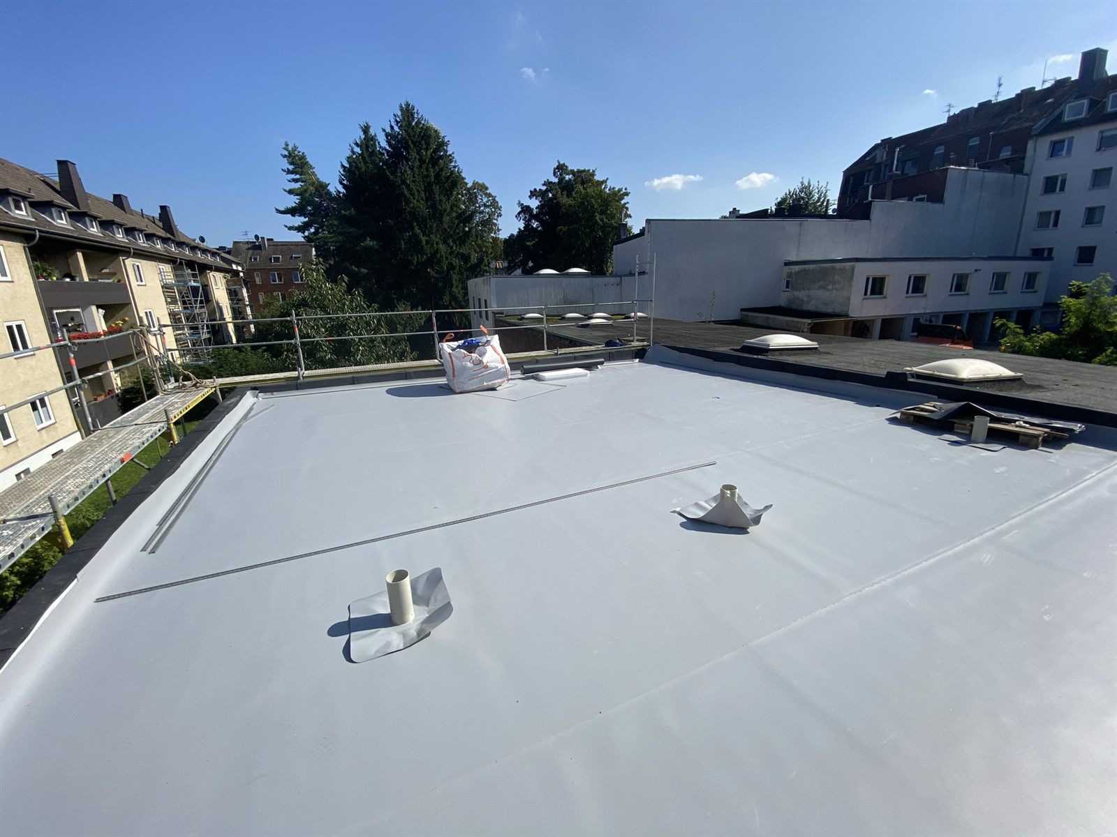 Abgedichtetes Flachdach mit Lichtkuppeln – Schaaf & Dornhöfer Aachen