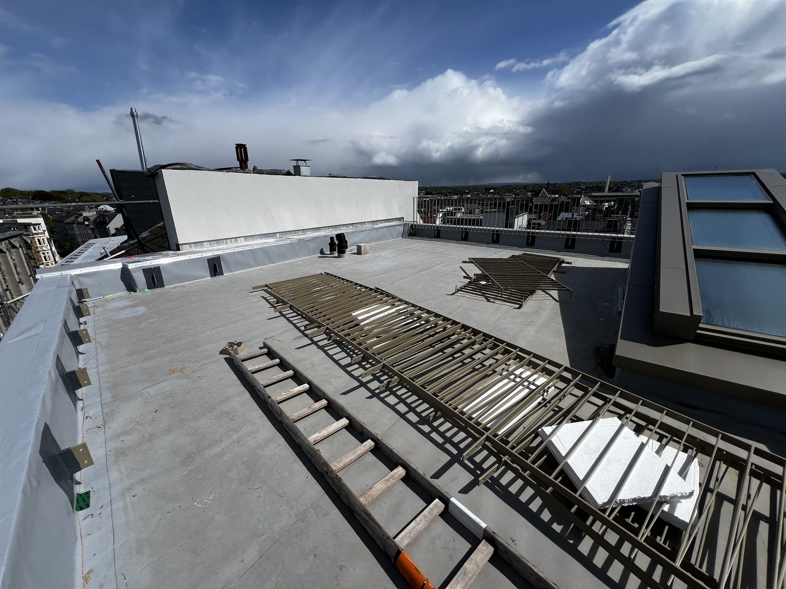 Große Dachterrasse mit Attika und Geländer – Schaaf & Dornhöfer Aachen