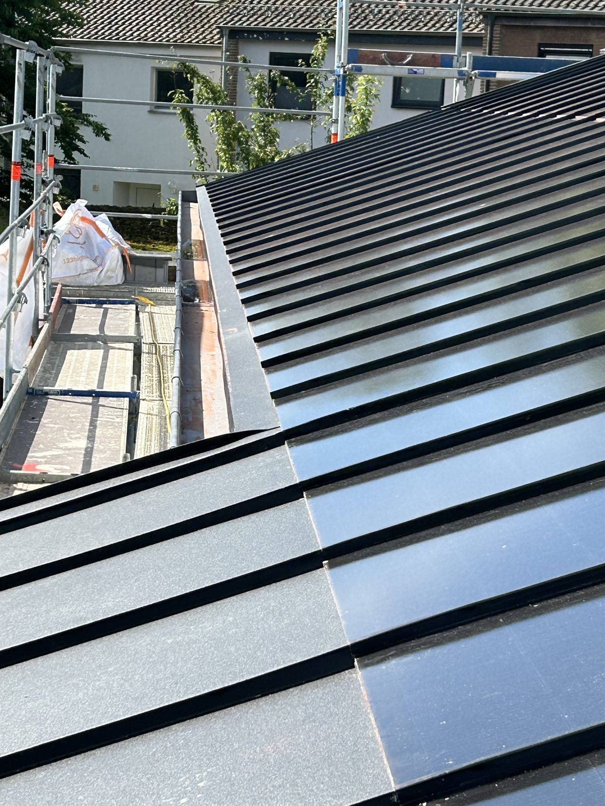 Steildach mit großformatigen Dachplatten – Schaaf & Dornhöfer Aachen
